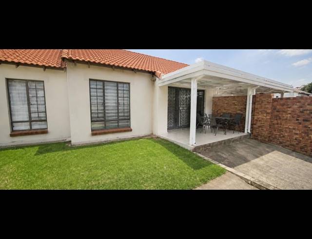 2 BEDROOM TOWNHOUSE FOR SALE IN MONAVONI